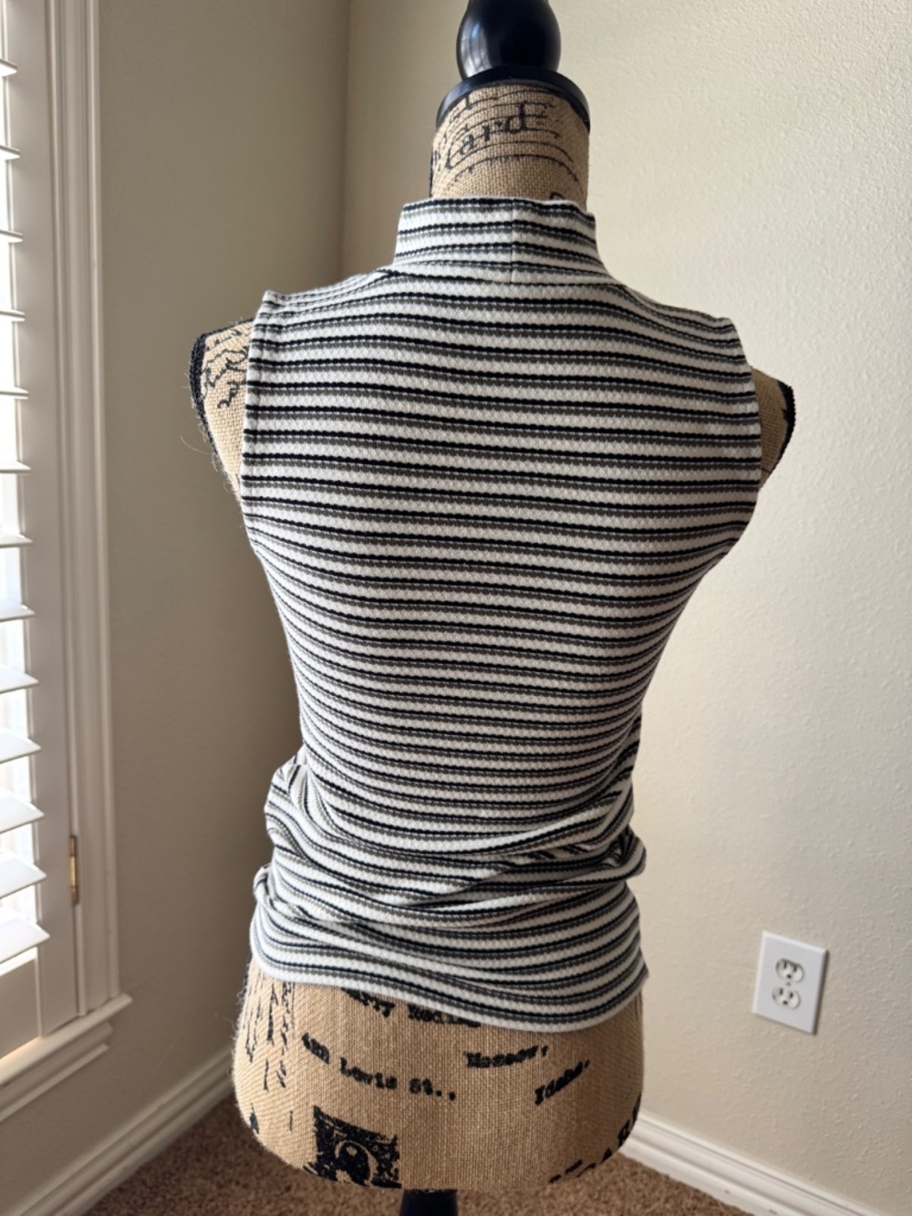 Loft Mock Neck Sleeveless Top Size XS - Picture 2 of 5